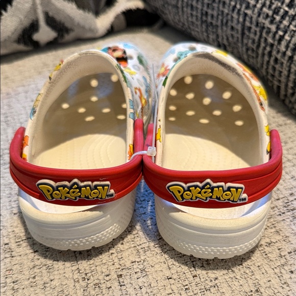 Preloved kids Pokémon crocs with the 3 charms - Picture 2 of 6